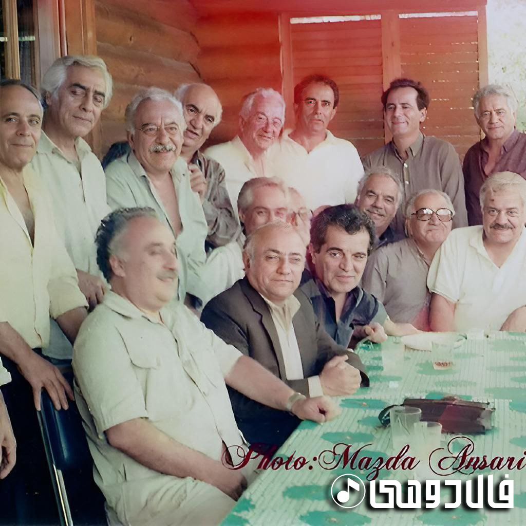 همایون خرم در کنار گروهی از هنرمندان ازجمله وحدت حسن گلنراقی، فردین، نصرت الله کریمی