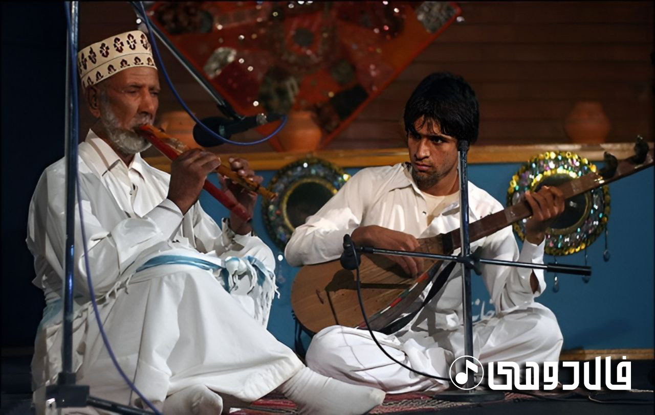 شیر محمد اسپندار در حال نواختن ساز دونلی در کنسرت به همراه نوازنده دیگر