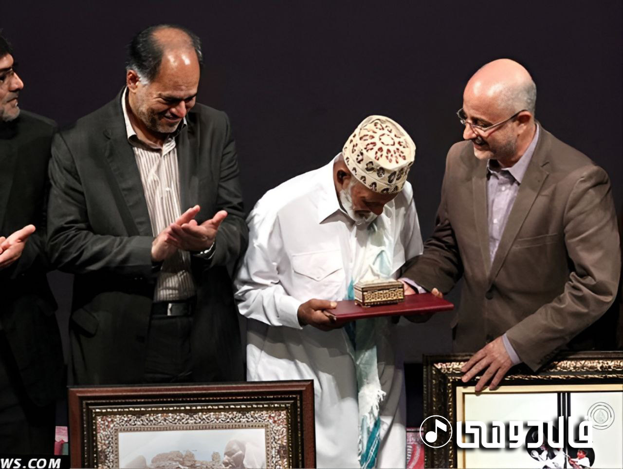 شیر محمد اسپندار در حال دریافت جایزه و تقدیر