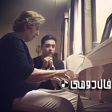 فخری ملک پور در حال نواختن پیانو