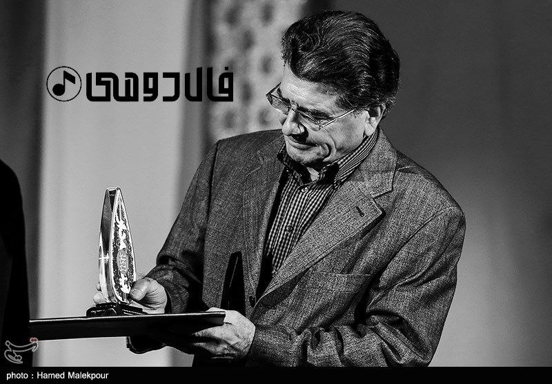 اهدای جایزه به محمدرضا شجریان